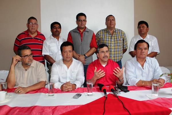 El expresidente del Banco de Guatemala, Edgar Barquín (tercero de  izquierda a derecha), habla con simpatizantes del partido Líder sobre la  situación económica del país. (Foto Prensa Libre: Rigoberto Escobar)