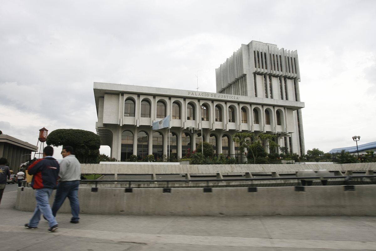 Magistrados de la CSJ aprobaron otorgar un bono de riesgo a los 10 mil 500 empleados del OJ. (Foto Prensa Libre: Hemeroteca PL)