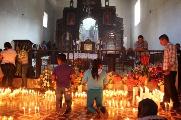 Feligreses  visitan el templo.