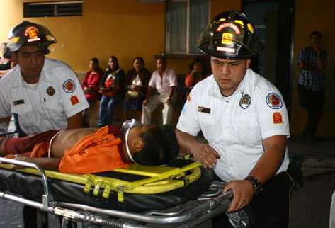 El menor con sus implementos deportivos es ingresado a la emergencia del hospital San Juan de Dios (Foto Prensa Libre: CVB)