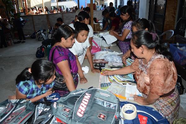 niños son beneficiados con útiles y mochilas, en Panajachel, Sololá.