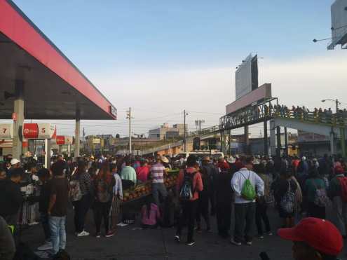 Manifestantes se dirigen hacia el Centro Histórico desde El Trébol.