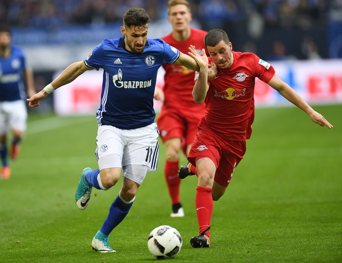 El Leipzig se aleja del primer lugar al empatar contra el Schalke. (Foto Prensa Libre: AFP).