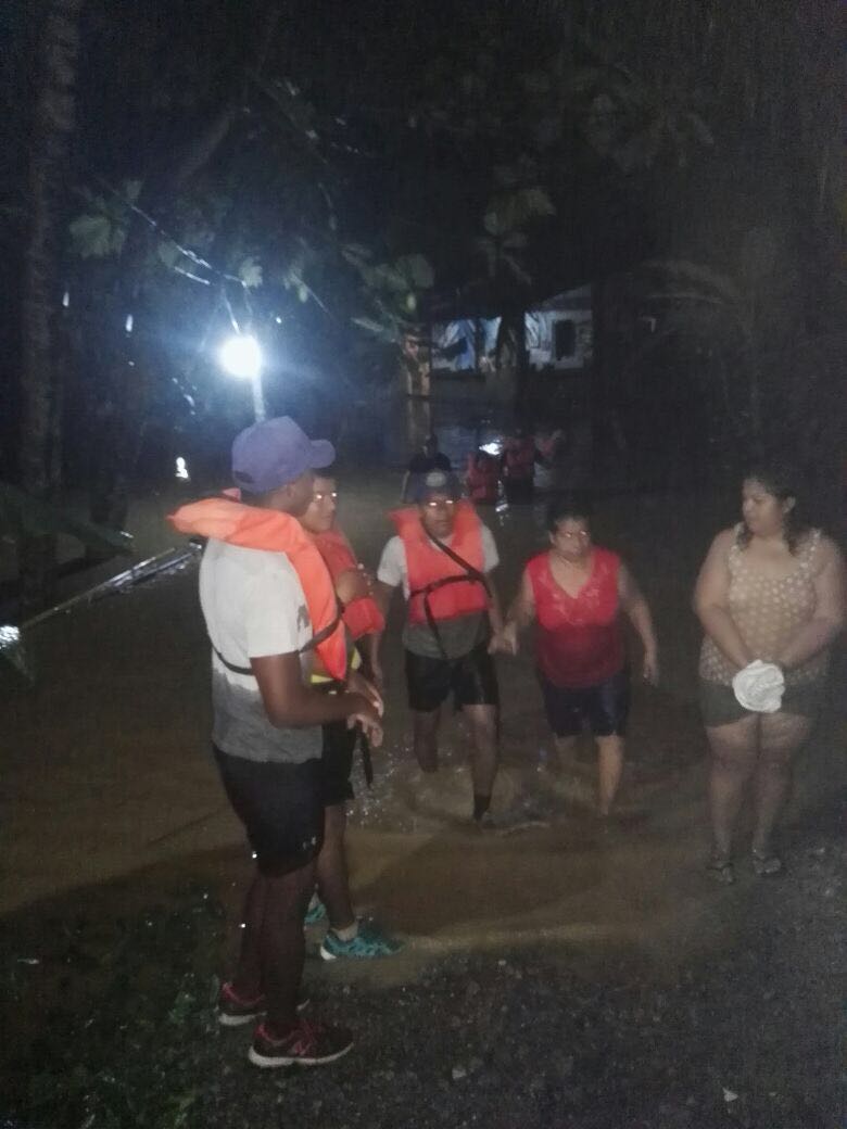 Durante la madrugada elementos del Ejército evacuaron 5 familias de la colonia Fertilaza en Puerto Barrios.