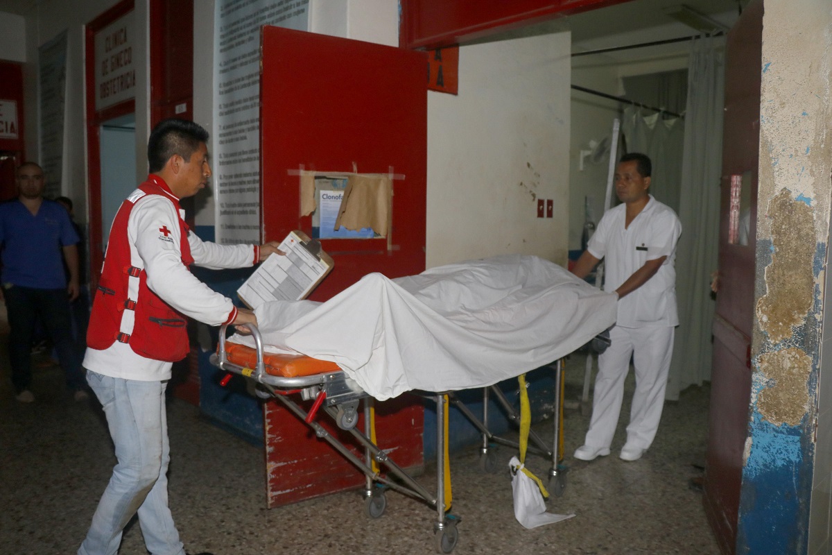 Carlos Ovidio Vicente, de 14 años, muerió en el Hospital Nacional de Retalhuleu a causa de las múltiples heridas de bala. (Foto Prensa Libre: Rolando Miranda)