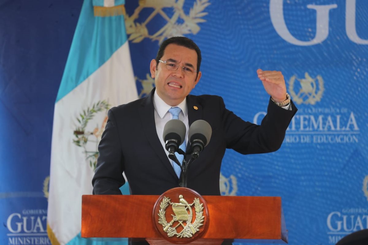 Jimmy Morales da un discurso en la entrega de computadoras para estudiantes. (Foto Prensa Libre: Érick Ávila)