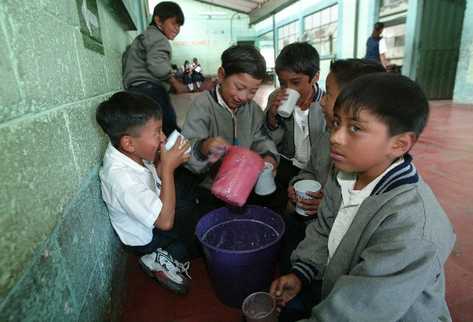 Las escuelas que no están organizadas aunque reciben los fondos para la refacción escolar, el proceso es más lento (Foto Prensa Libre: Hemeroteca PL).