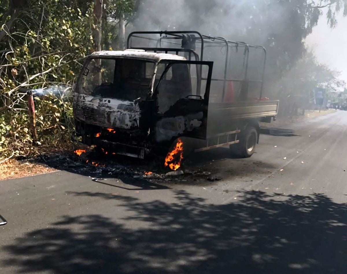 Automotor que fue quemado en Taxisco, Santa Rosa. (Foto Prensa Libre: Oswaldo Cardona).