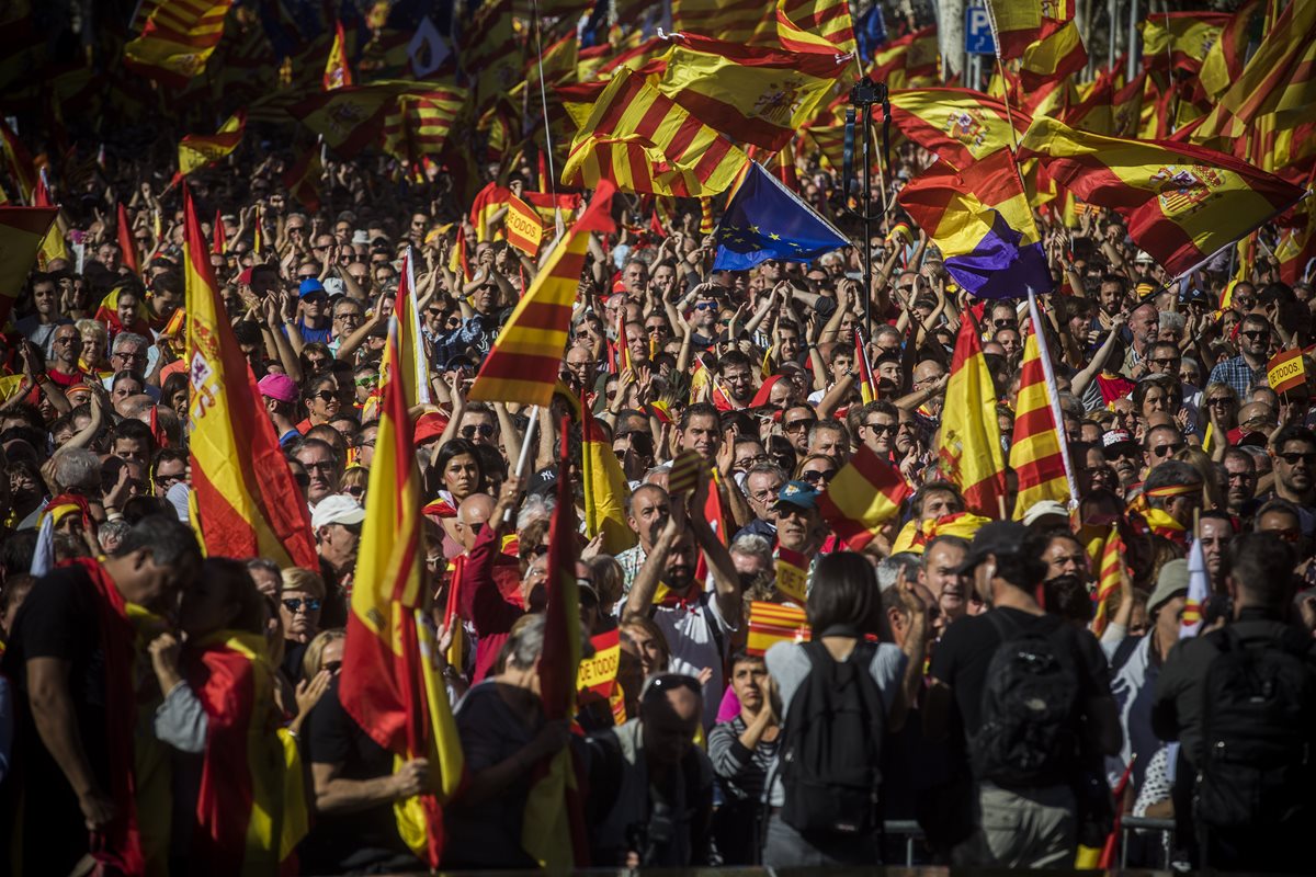 Activistas nacionalistas contra la declaración de independencia de Cataluña, en Barcelona, España. (Foto Prensa Libre: AP)