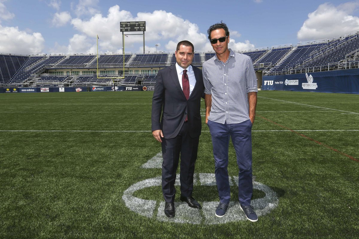 El empresario italiano Riccardo Silva (i) y el exfutbolista italiano Alessandro Nesta en el estadio que servirá de sede para el Miami FC. (Foto Prensa Libre: EFE)