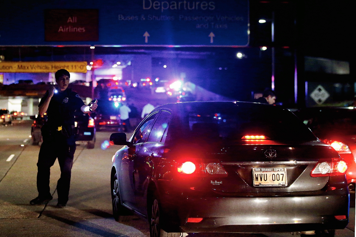 La Policía reforzó la seguridad en el aeropuerto de Nueva Orleáns (Foto Prensa Libre:AP)