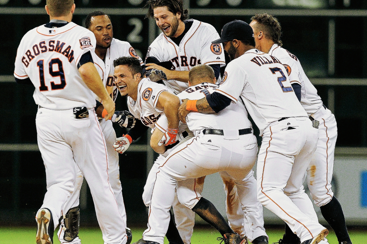 El segunda base de los Astros José Altuve (centro) se ha convertido en una de las grandes figuras de la MLB. (Foto Prensa Libre: AP)