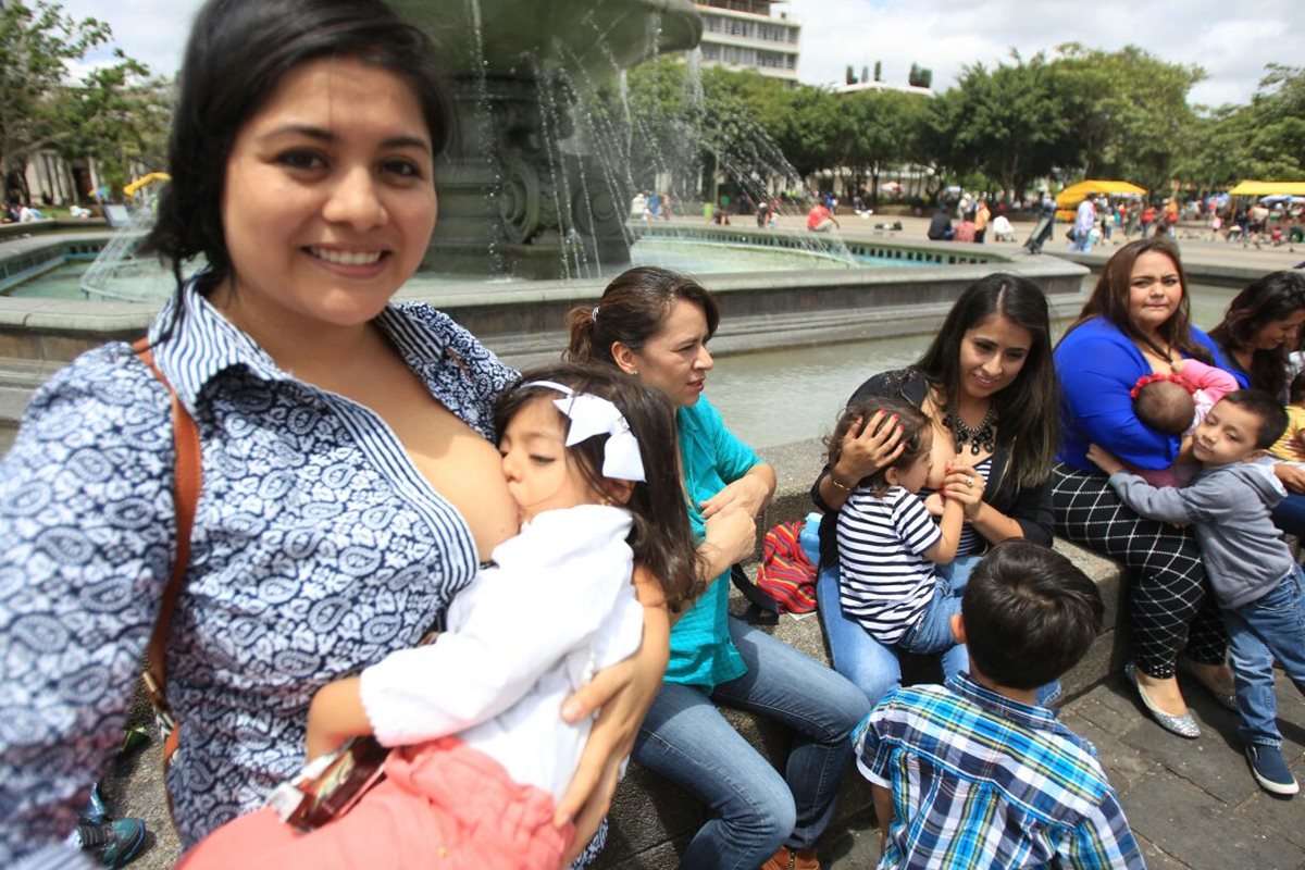 Madres amamantan a sus hijos ante las cámaras, como parte de la convocatoria de Pechos Libres. (Foto Prensa Libre: Esbin García)