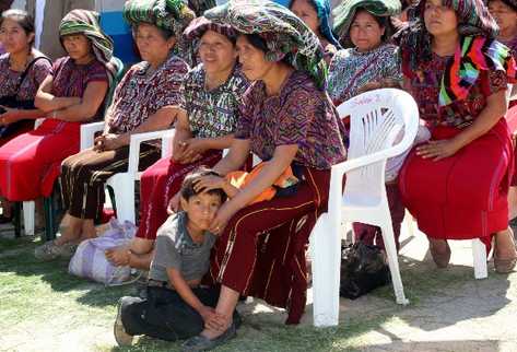 Féminas participan en actividades con motivo del Día Internacional de la Mujer, en Chajul, Quiché.