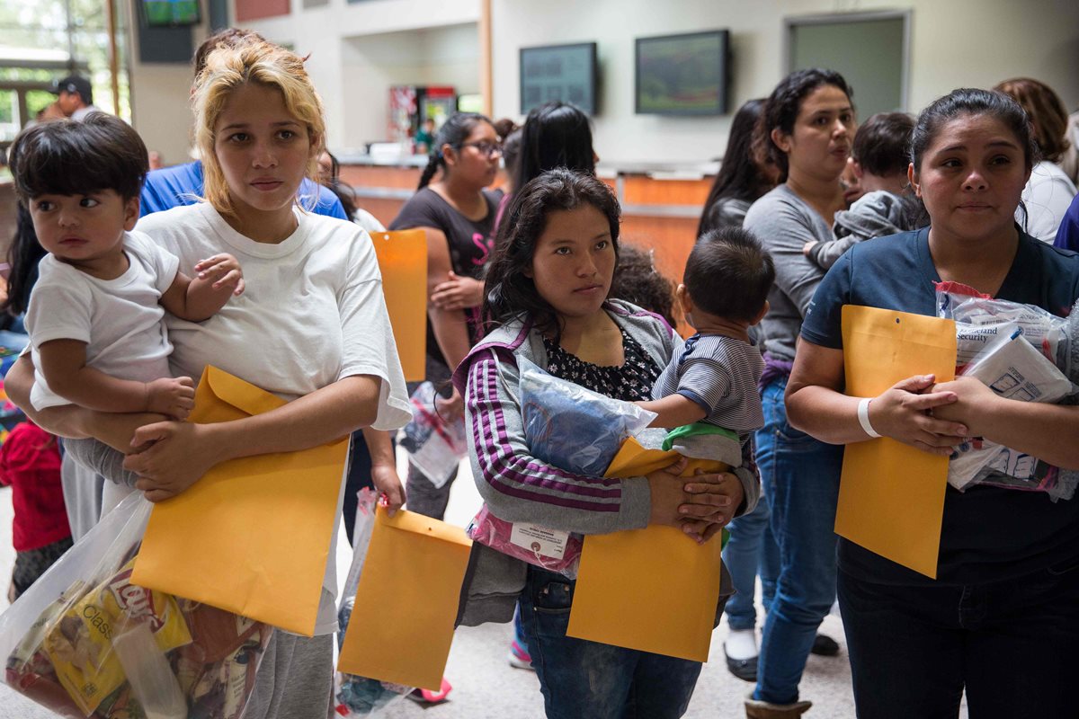 Los inmigrantes esperan para dirigirse a un centro de socorro en McAllen, Texas.(AFP).