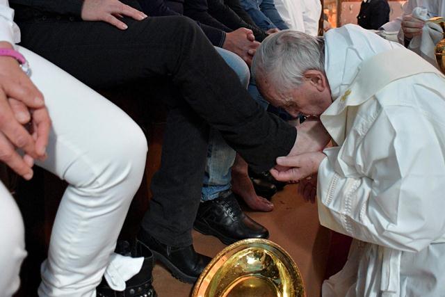 Papa Francisco lava los pies de prisioneros de una cárcel en Roma. (Foto Prensa Libre: EFE)