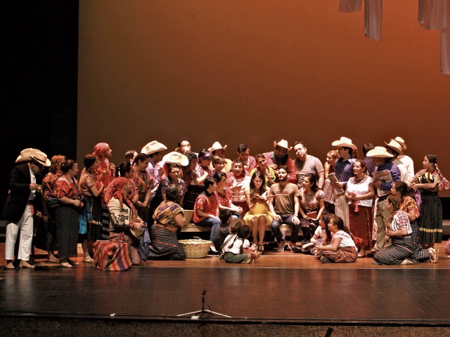 La obra original de Gaetano Donizetti tiene toques guatemaltecos con ambientación y trajes regionales. (Foto Prensa Libre: Ángel Elías)