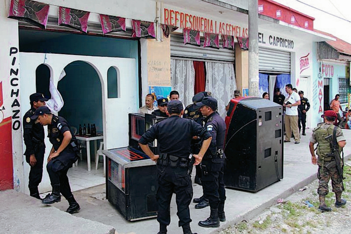 Las rockolas decomisadas fueron llevadas al predio municipal de Flores. (Foto Prensa Libre: Walfredo Obando)