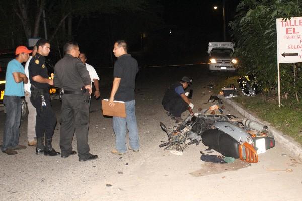 Investigador examina   cadáver.