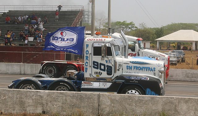 El piloto Carlos Zometa durante la competencia del fin de semana en la Tercera Fecha. (Foto Prensa Libre: Cortesía César Pérez).