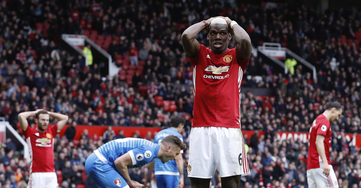 El mediocampista francés Paul Pogba se lamenta después del empate del United contra el AFC Bournemouth en el estadio Old Trafford (Foto Prensa Libre: AP)