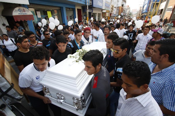 Alumnos,maestros participan en los funerales de los cuatro estudiantes asesinados.(EFE).
