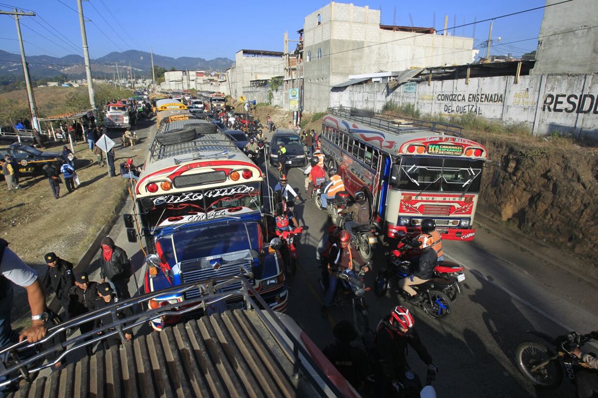 Acceso bloqueado en Ciudad Quetzal, pilotos piden seguridad. (Foto Prensa Libre: Carlos Hernández)