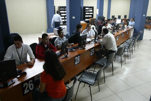 La SAT tiene proyectos de equipos para aduanas, fiscalización y tecnología. (Foto Prensa Libre: Hemeroteca PL)