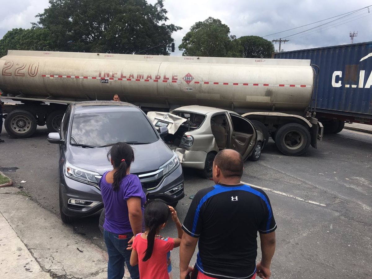 Dos vehículos y el tráiler fueron los involucrados en el accidente ocurrido en zona 2. (Fotos Prensa Libre: PMT)