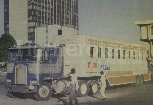 Munitrans circulando por el Centro Cívico en 1995, el servicio costaba Q0.50. (Foto: Hemeroteca PL)