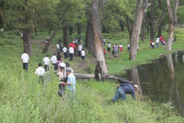 Vecinos, Estudiantes y  autoridades participan en jornada de limpieza en laguna.