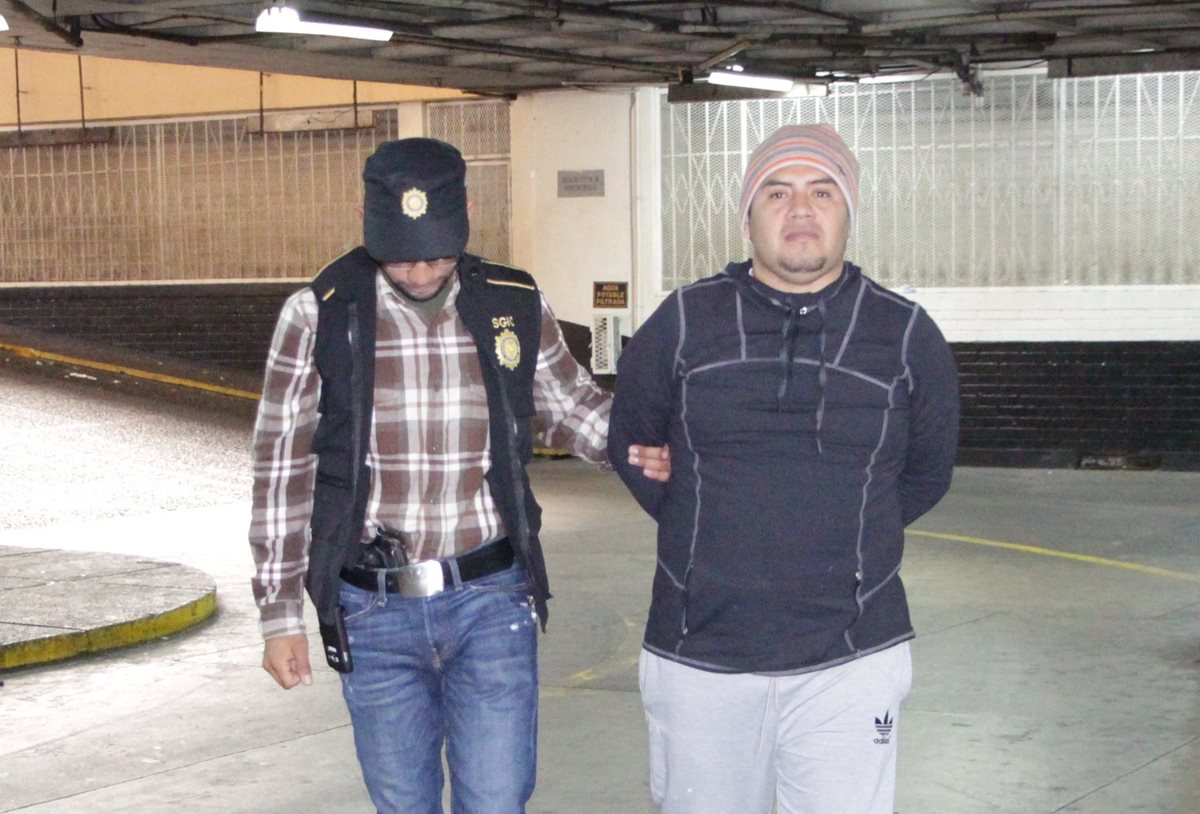 La PNC, informó que capturó a Edgar Rolando Hernández Diego, quien presuntamente extorsionaba a través del WhatsApp. (Foto, Prensa Libre: Facebook de PNC)