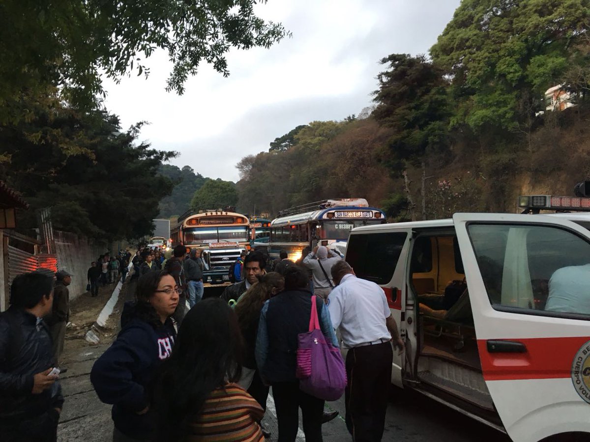Lugar donde chocaron dos buses en la ruta Interamericana, en Mixco. (Foto Prensa Libre: @BVoluntariosGT).