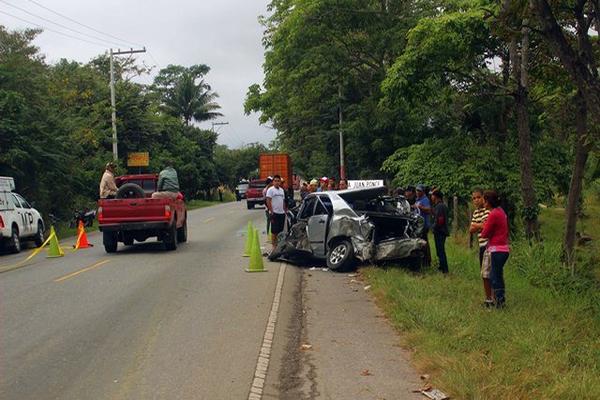 Vehículo en el que viajaba la familia del alcalde salvadoreño Félix Castillo quedó destruido en el kilómetro 158 de la ruta al Atlántico, en Gualán, Zacapa. (Foto Prensa Libre: Julio Vargas) 