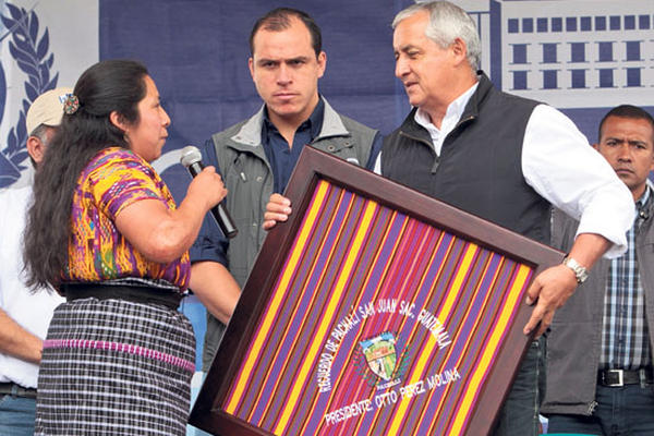 Pérez Molina recibe un reconocimiento del caserío Pachalí, Sacxuy, San Juan Sacatepéquez, por entregar 12 manzanas de terreno para tres  proyectos.