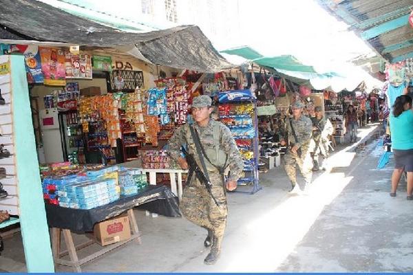 Soldados vigilan  un área comercial de Melchor de Mencos, Petén.