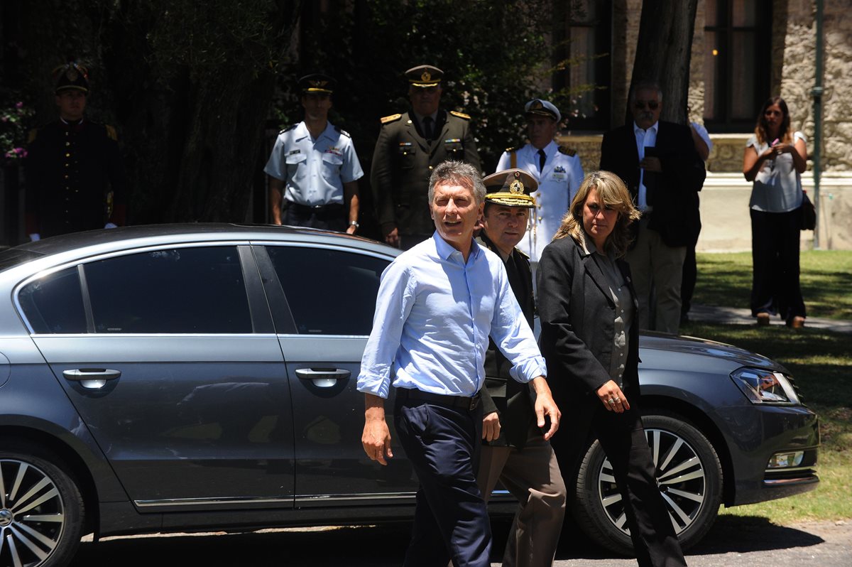 Mauricio Macri, presidente de Argentina, sufre una lesión en la costilla. (Foto Prensa Libre: AP)