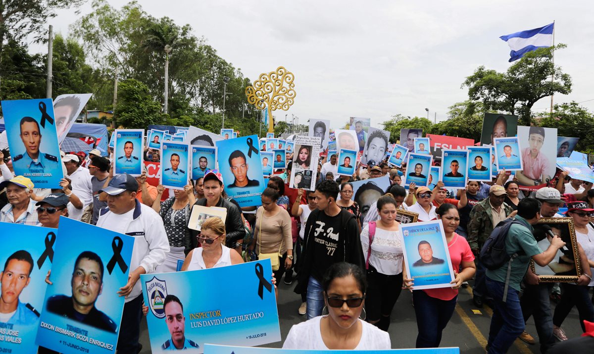 Miles de nicaragüenses mantienen una recia oposición al gobierno de Daniel Ortega y exigen la renuncia del mandatario. (Foto Prensa Libre: Agencia AFP)