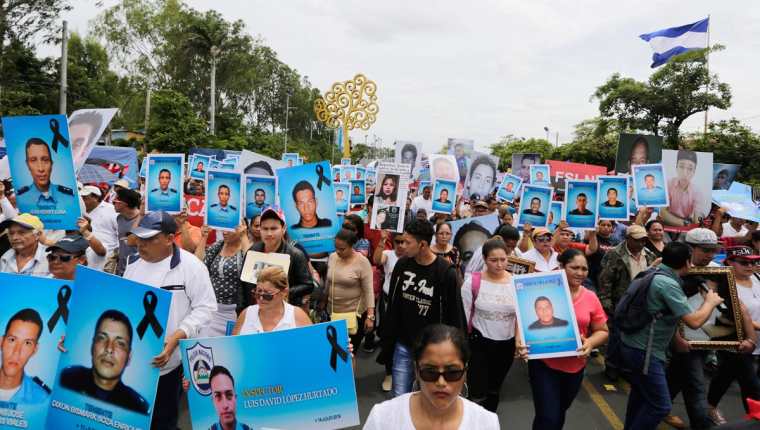 Miles de nicaragüenses mantienen una recia oposición al gobierno de Daniel Ortega y exigen la renuncia del mandatario. (Foto Prensa Libre: Agencia AFP)