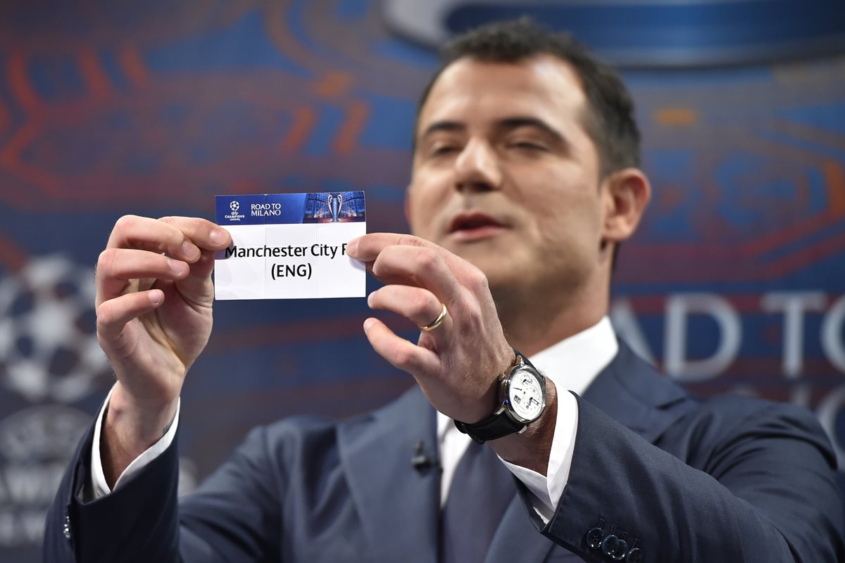El exjugador Dejan Stankovic muestra el nombre del Manchester City, que será el rival del Real Madrid en la llave semifinal. (Foto Prensa Libre: AFP)