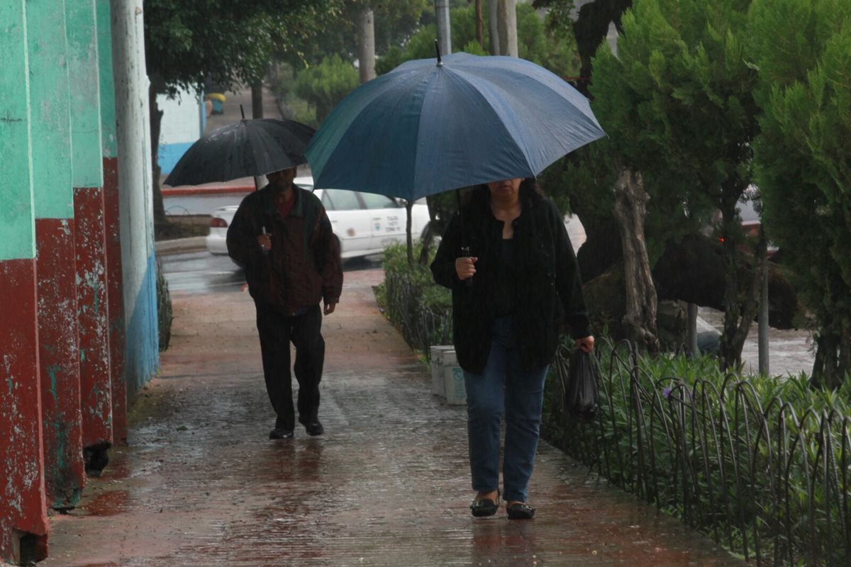 Este viernes se registró lluvia en varios puntos del país. (Foto Prensa Libre: Estuardo Paredes)