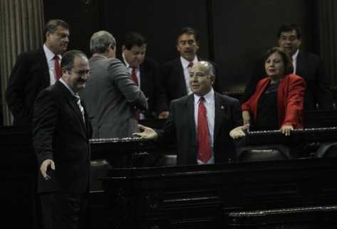 Luis Chávez, de Líder —centro—, reclama al presidente del Congreso, Pedro Muadi —Izq.—, que la sesión plenaria fue convocada a las 14.30 horas, pero comenzó con 43 minutos de retraso.