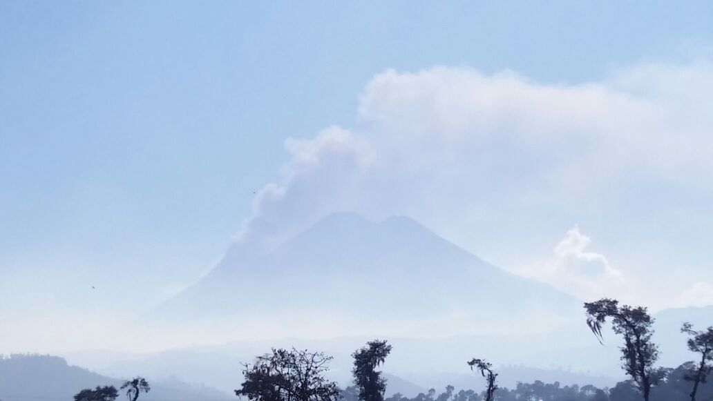Imagen muestra actividad del Volcán de Fuego, a un costado el volcán Acatenango. (Foto Prensa Libre: Víctor Chamalè).
