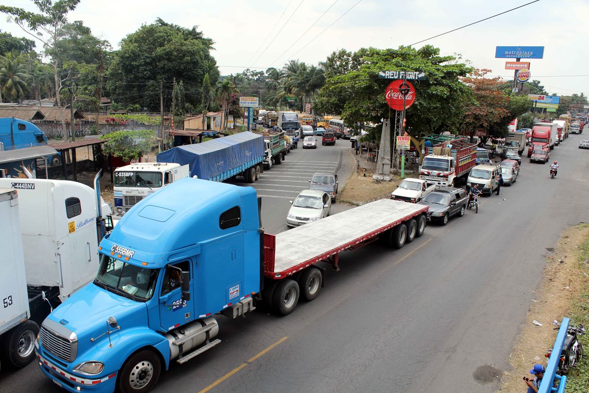 Los tráilers serán multados si ingresan a la capital en horarios no permitidos. (Foto Prensa Libre: Hemeroteca PL)