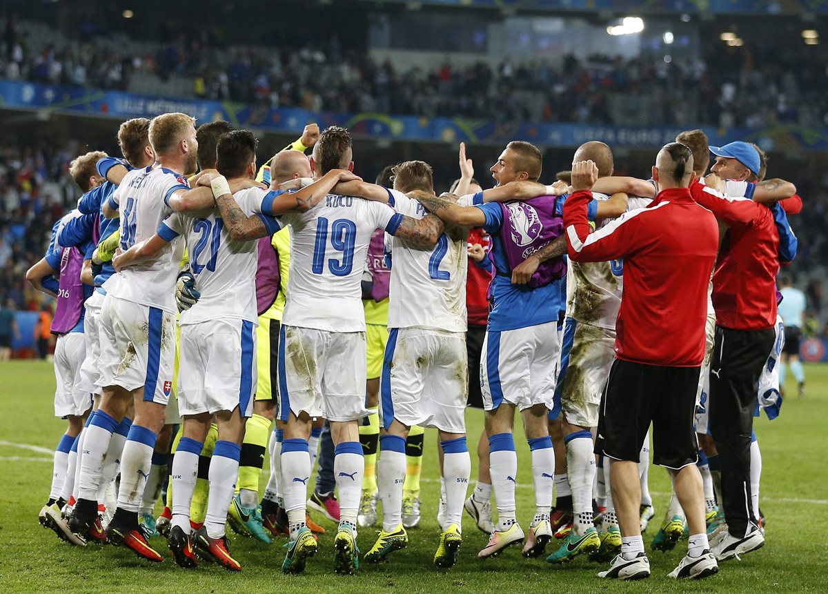 Los jugadores de Eslovaquia celebran el triunfo 2-1 sobre Rusia en Lille. (Foto Prensa Libre: EFE)