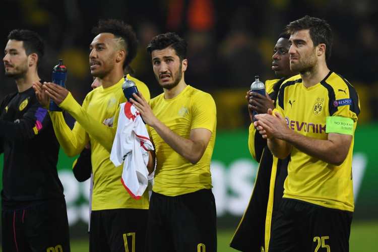 Los jugadores del Dortmund agradecen el apoyo de la afición.
