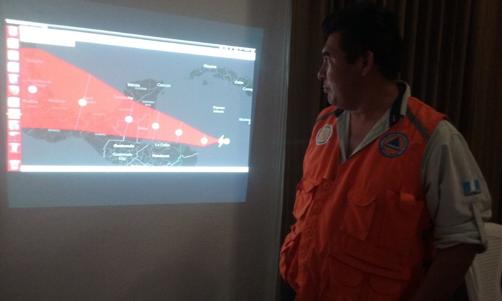 Geovany Martínez, delegado de la Conred, muestra el recorrido de la tormenta. (Foto Prensa Libre: Rigoberto Escobar).