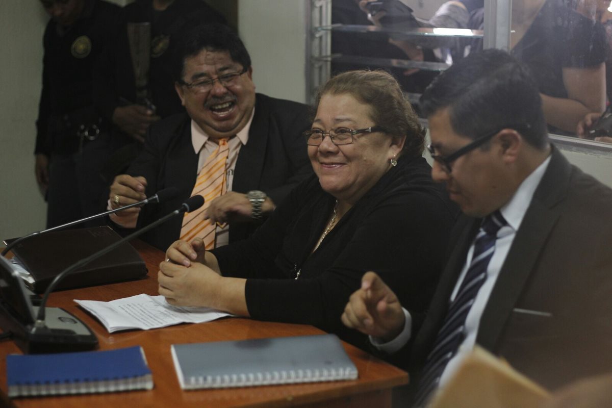 La jueza Marta Sierra De Stalling sonríe al conocer que queda en libertad y solo deberá pagar una fianza (Foto Prensa Libre: Paulo Raquec).
