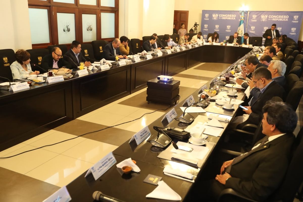 Los jefes de bloques acordaron que la sesión para discutir las reformas a la Ley Electoral comience más temprano. (Foto Prensa Libre: Esbín García)