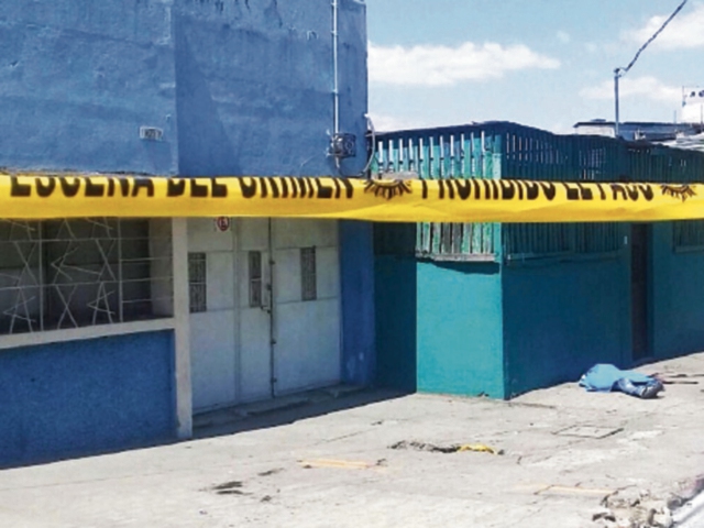 Una persona fue baleada y dos heridas, quienes fueron trasladadas al hospital. El hecho ocurrió entre la 12 y 13 avenidas  y 1a. calle, zona 1. (Foto Prensa Libre: Cortesía PNC)